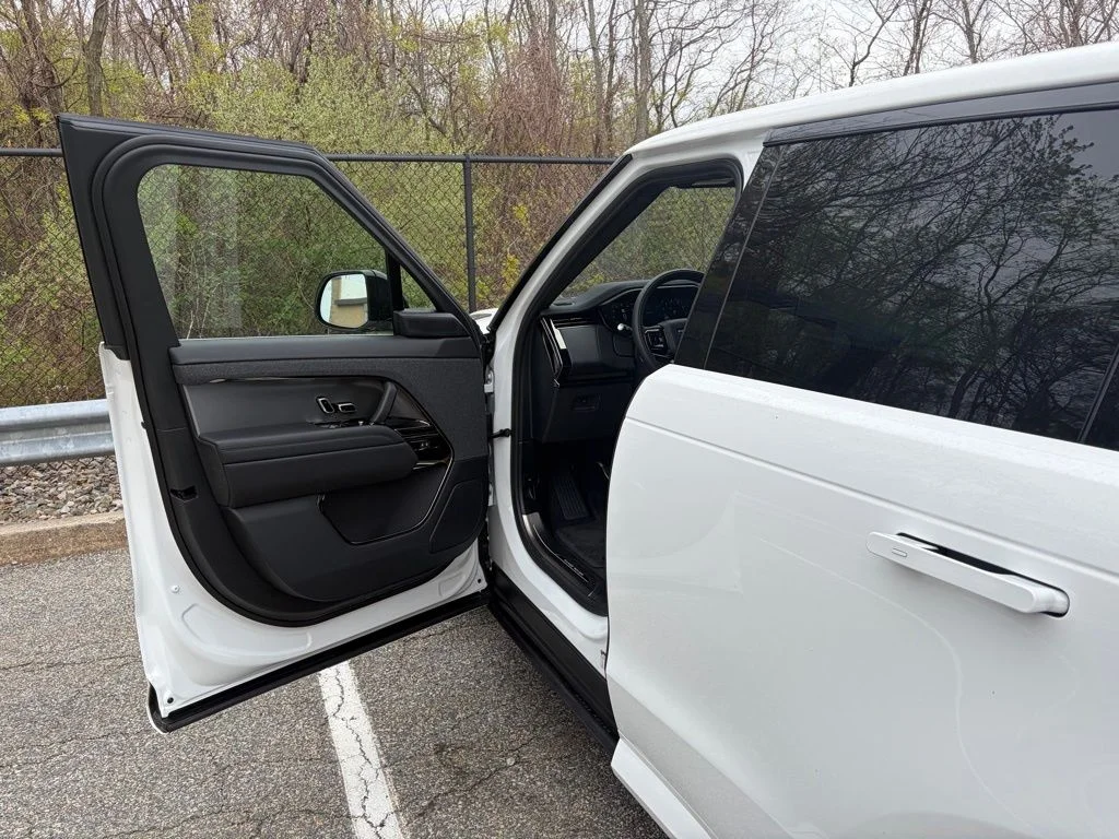 New 2025 Fuji White Land Rover Dynamic SE image 10