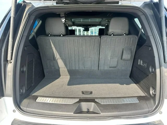 Used 2025 Iridescent Pearl Tricoat Chevrolet Premier image 5