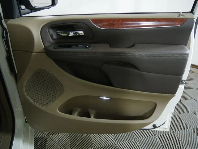 Used 2012 White Chrysler Touring image 9
