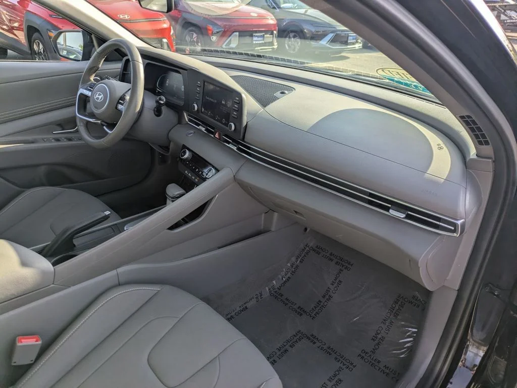 Used 2025 Black Hyundai SEL Sport image 29