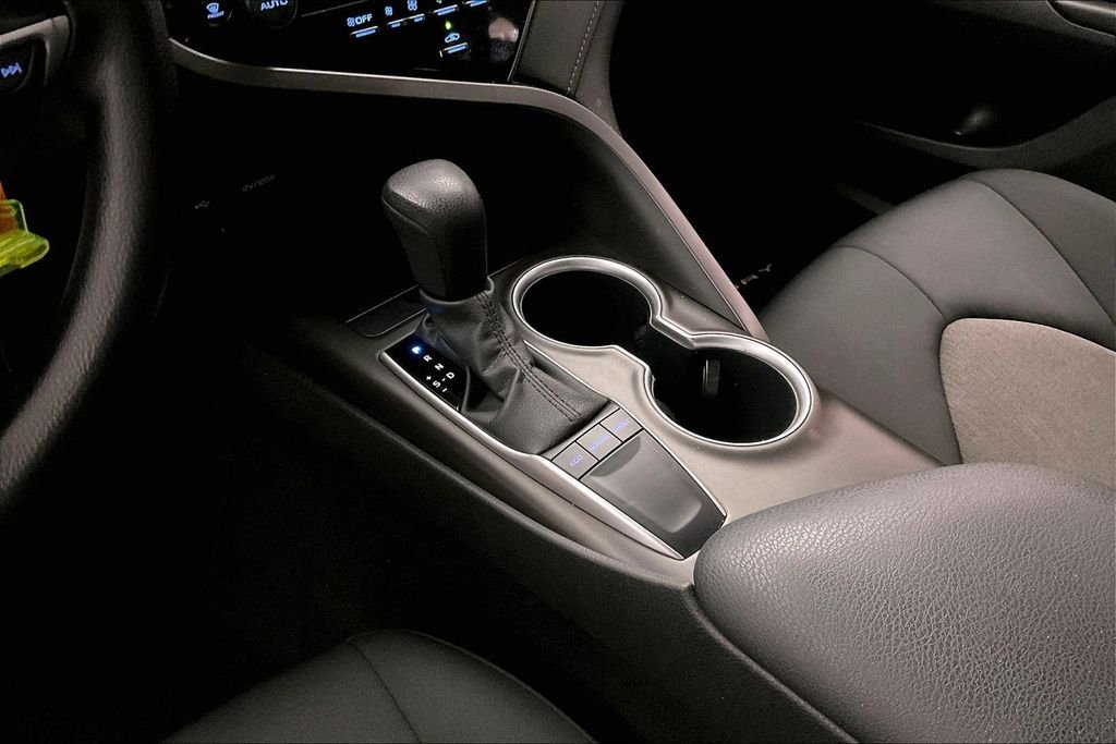Used 2022 White Toyota LE image 19