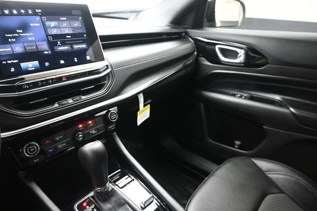 Used 2025 Silver Jeep Latitude image 26