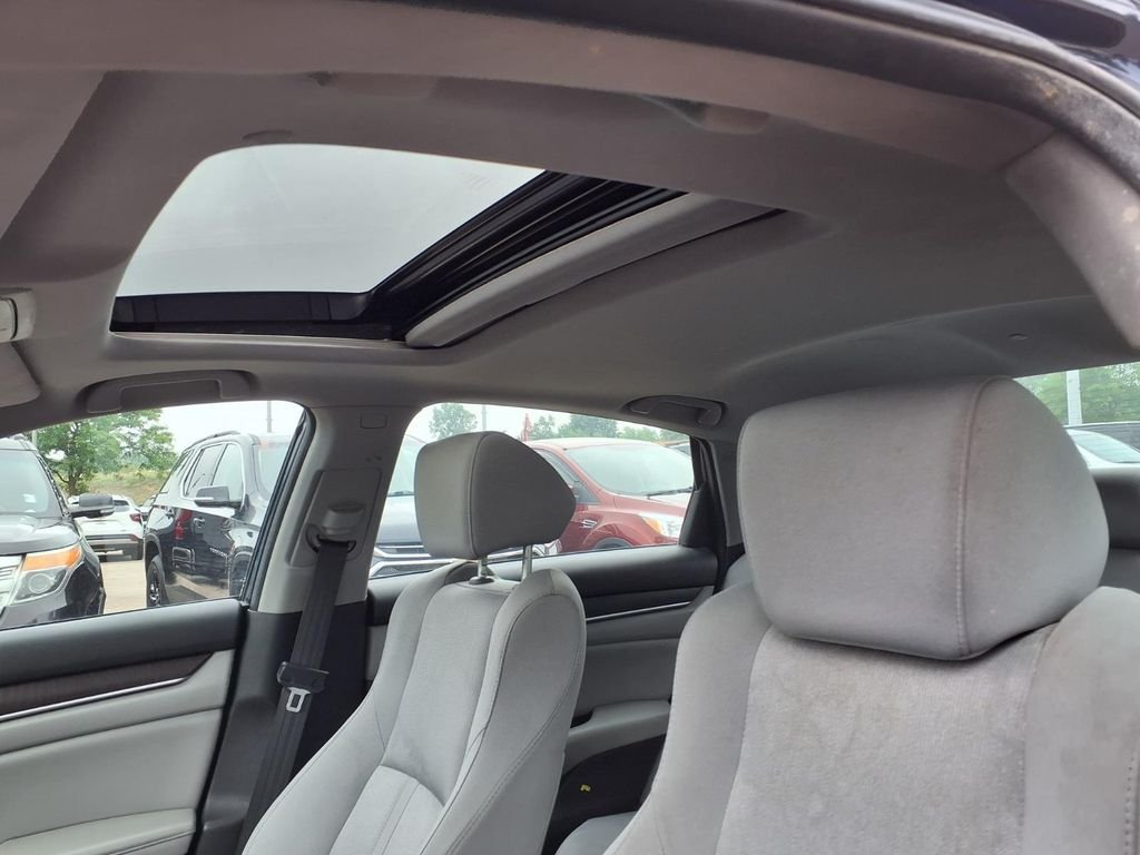 Used 2018  Honda EX image 13