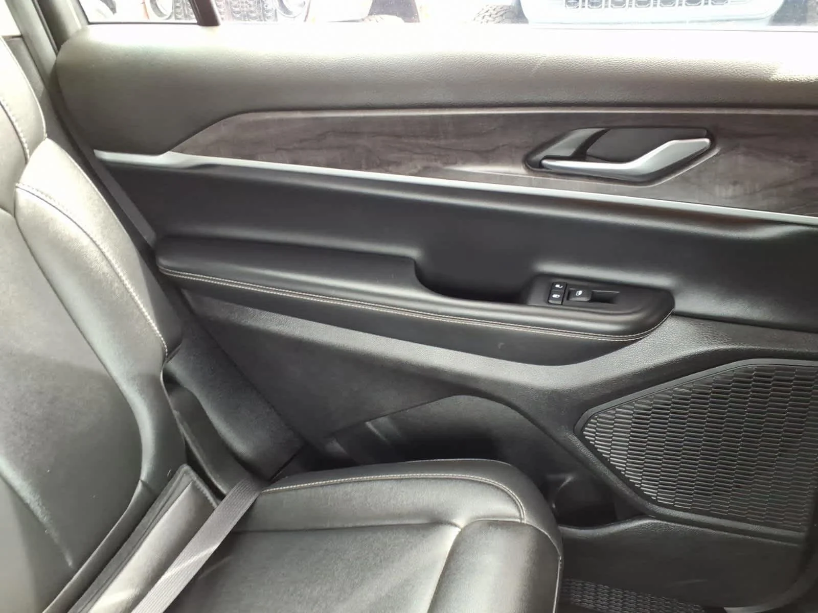 Used 2023 Diamond Black Crystal Pearlcoat Jeep Limited image 21