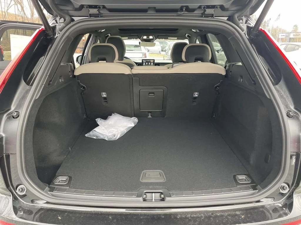 New 2026 Onyx Black Metallic Volvo Core image 30