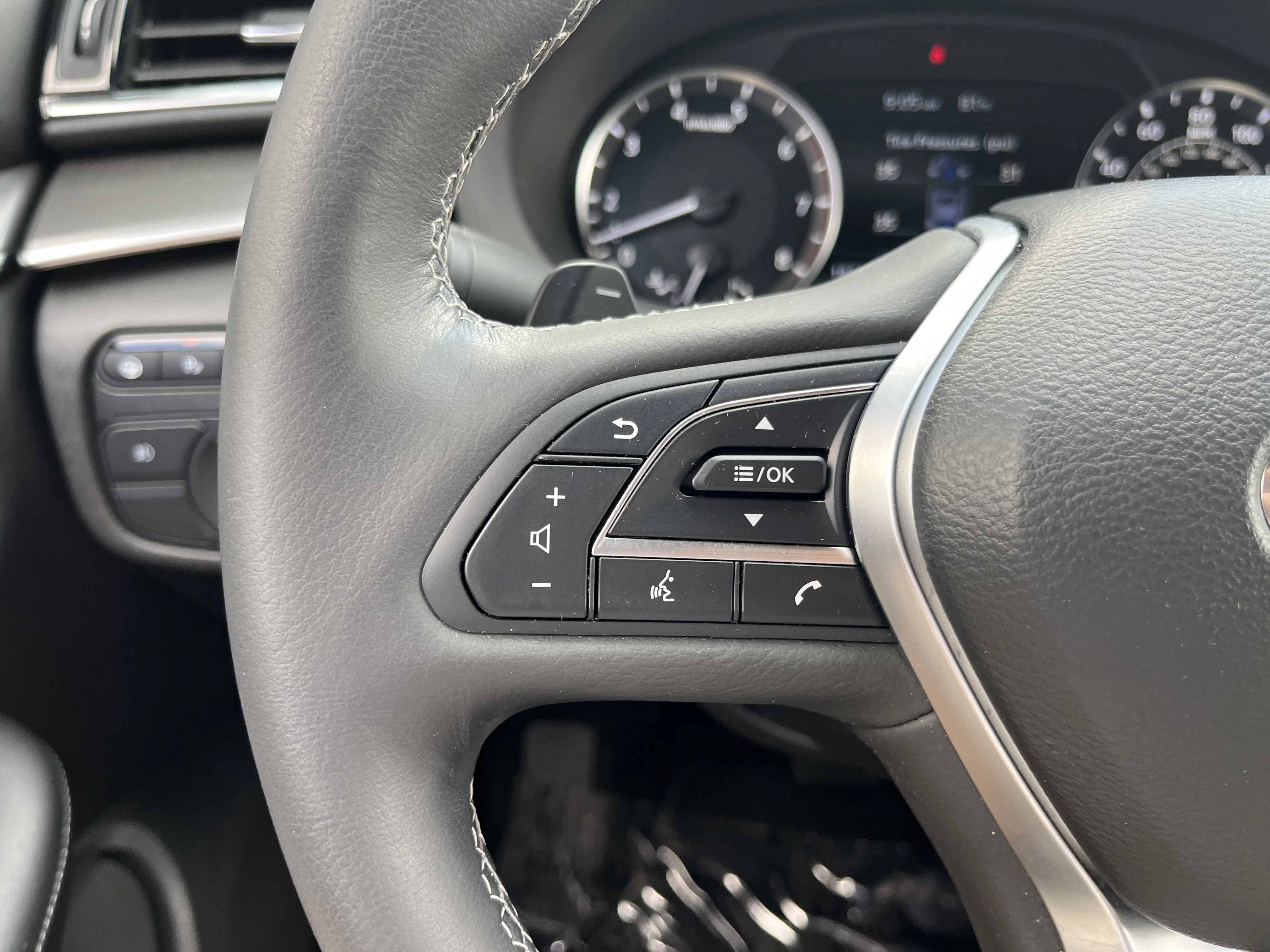 Certified Used 2023 Slate Gray INFINITI LUXE image 23