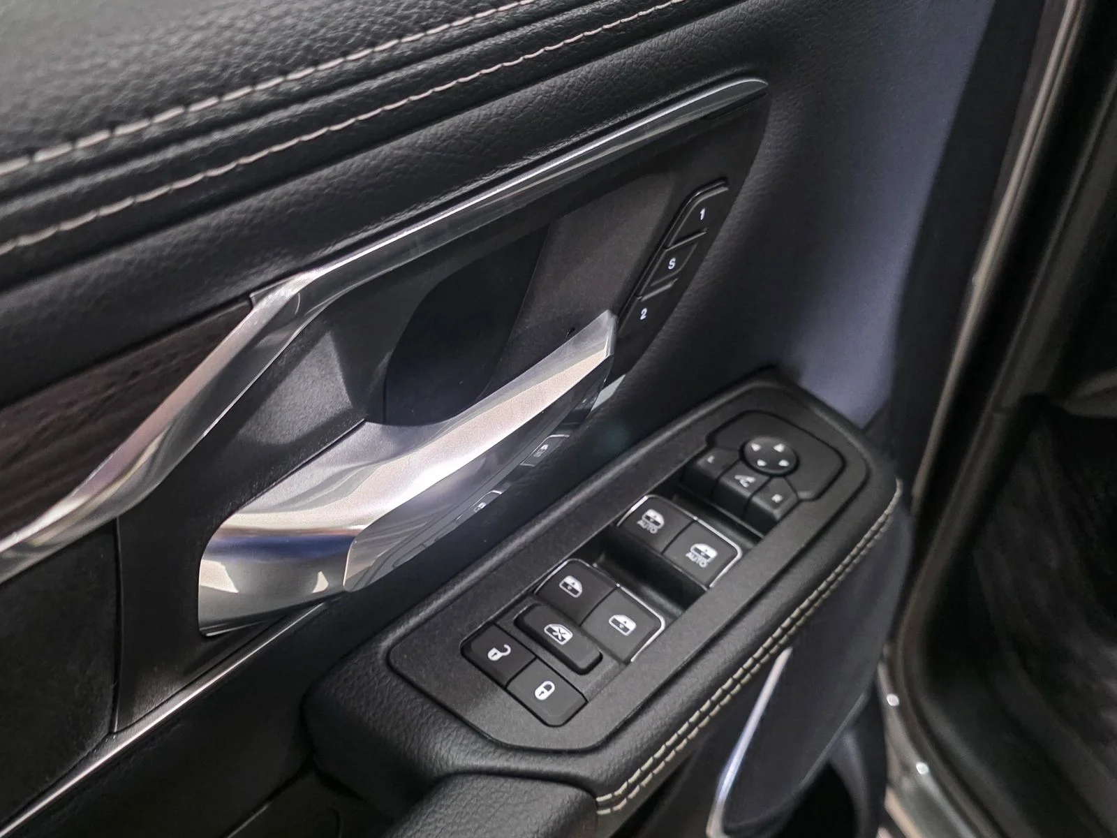 New 2026 Granite Crystal Metallic Clear-Coat Exterior Paint RAM Laramie image 18