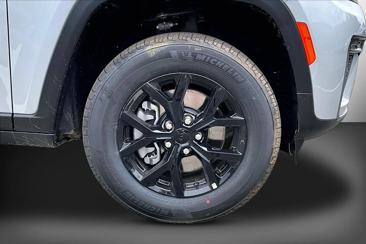 New 2026 Silver Zynith Exterior Paint Jeep Altitude image 32