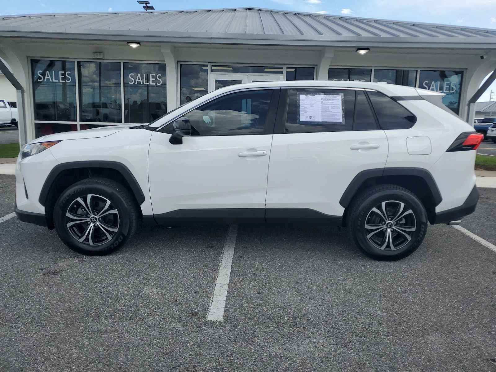 Used 2022 White White Toyota LE image 2