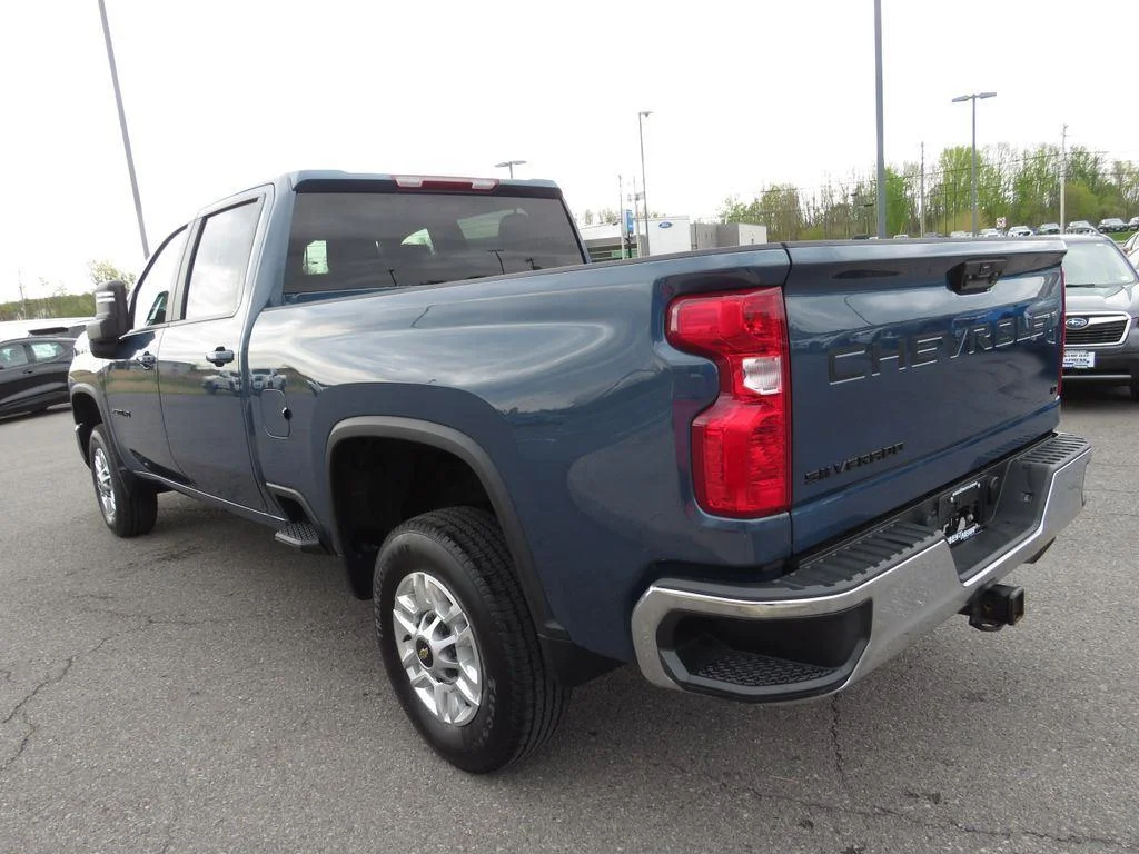 Used 2025 Lakeshore Blue Metallic Chevrolet LT image 9