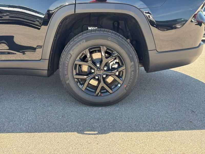 New 2026 Diamond Black Crystal Pearl-Coat Exterior Paint Jeep Altitude image 45
