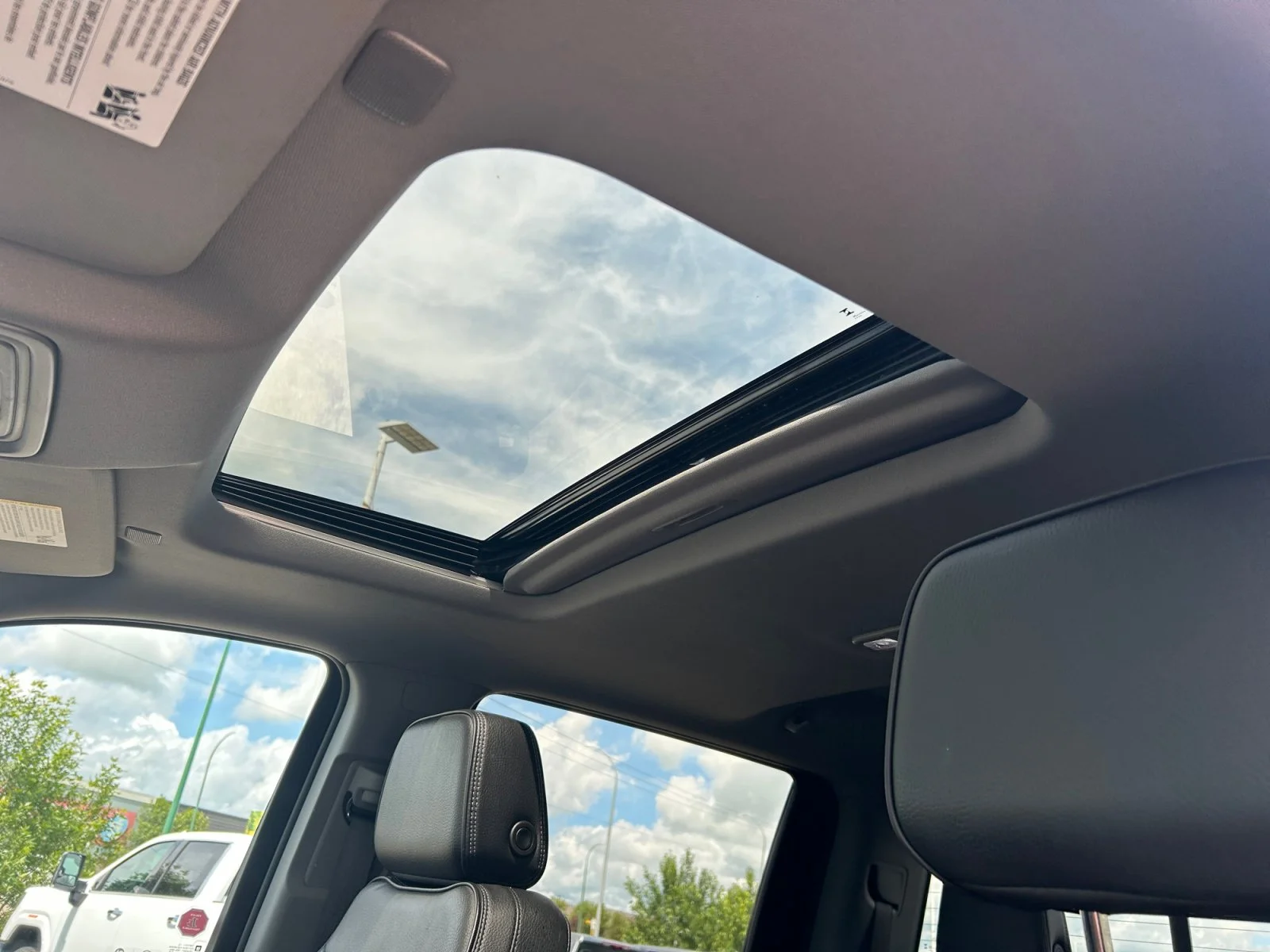 Used 2024 White GMC Denali Crew 6.2L Leather Sunroof Nav 4x4 image 18