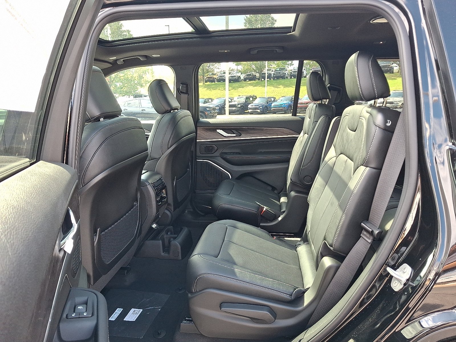 New 2027 High-Gloss Black Paint Jeep Limited Reserve 4x4 image 6