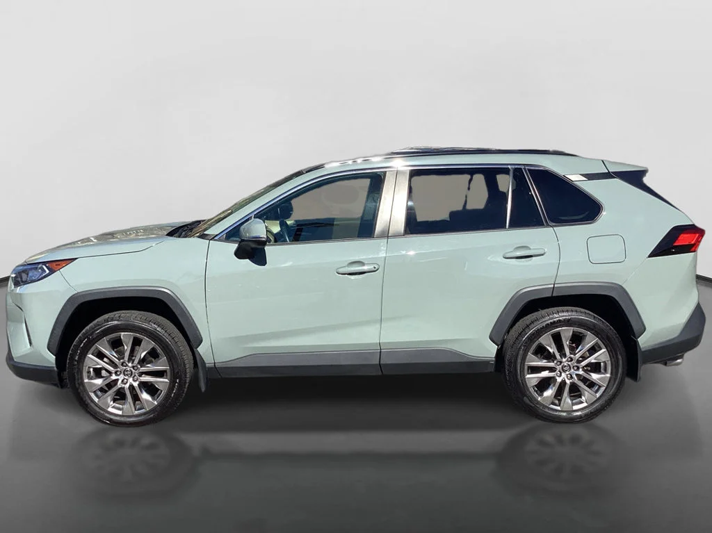 Used 2020  Toyota XLE Premium image 8