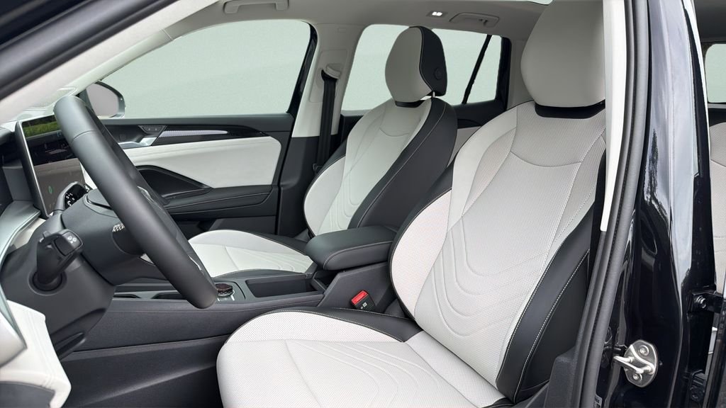 New 2026 Deep Black Pearl Volkswagen 2.0T SE image 27