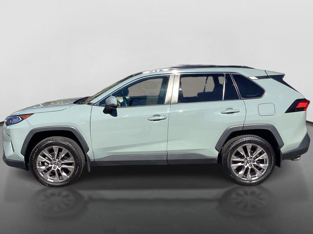 Used 2020  Toyota XLE Premium image 8
