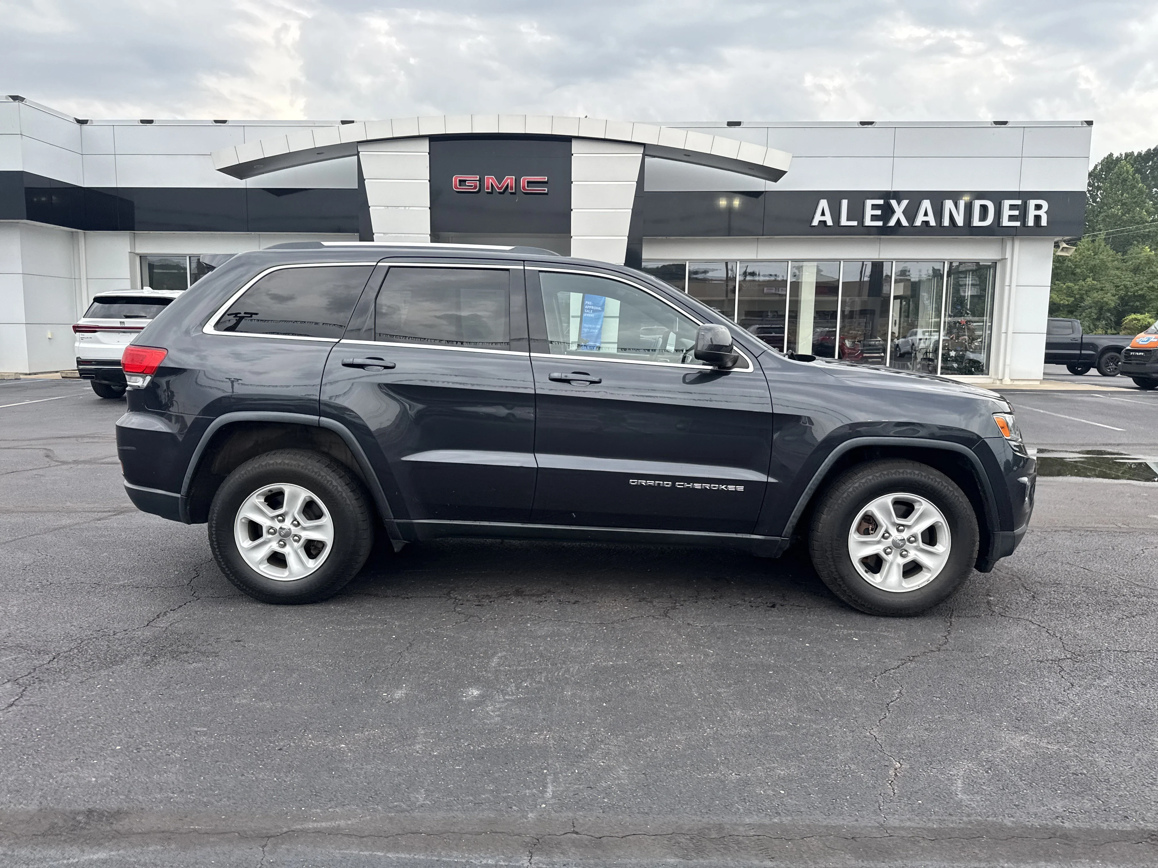 Used 2014 Maximum Steel Metallic Clearcoat Jeep Laredo image 2