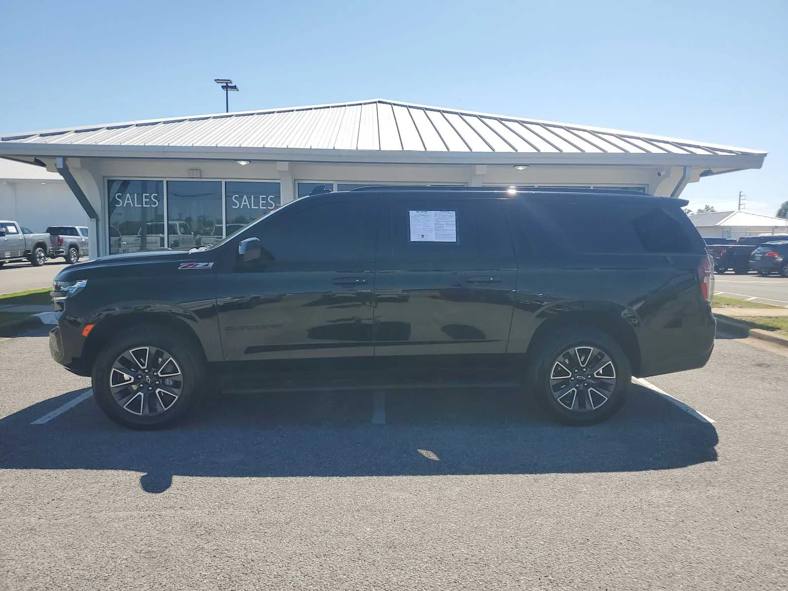 Used 2023 BLACK Chevrolet Z71 image 2