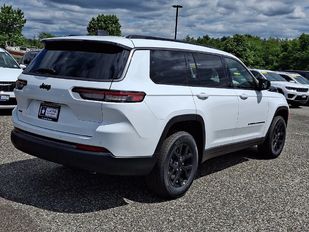 New 2026 Bright White Clear-Coat Exterior Paint Jeep Laredo Altitude image 8