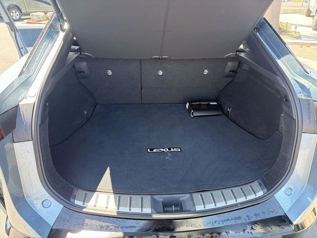 Used 2023  Lexus 450e Luxury image 20
