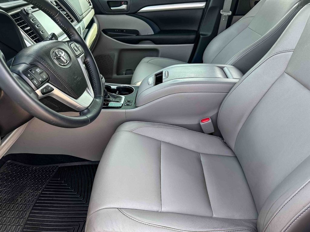 Used 2018 White Toyota XLE image 13