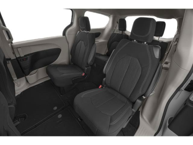 Used 2023 Silver Mist Clearcoat Chrysler LX image 15