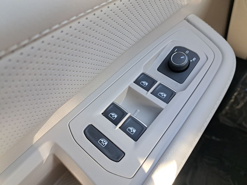 New 2026 Silver Volkswagen SE w/Technology image 21