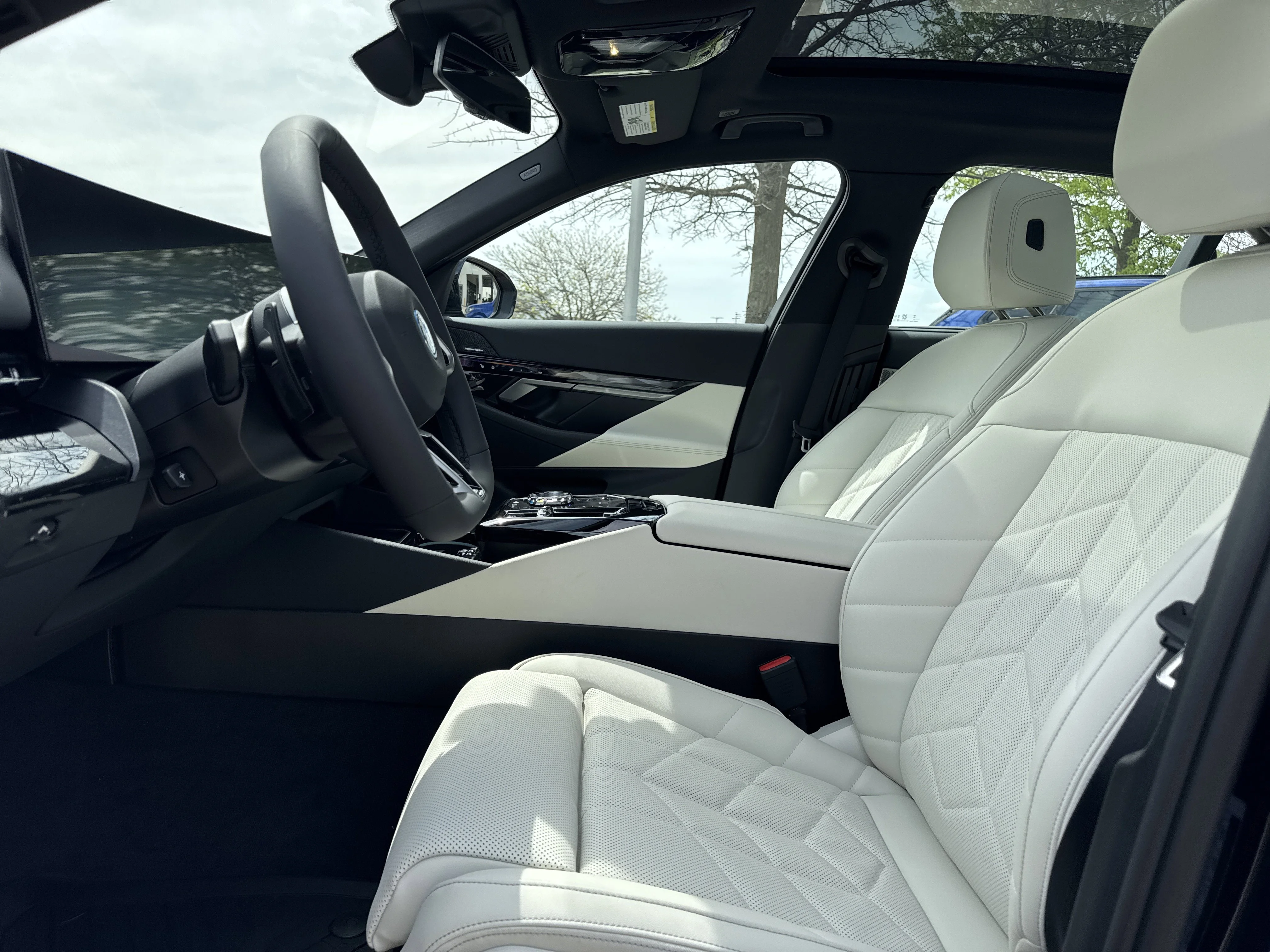 New 2026 CARBON BLACK BMW 550e xDrive image 10