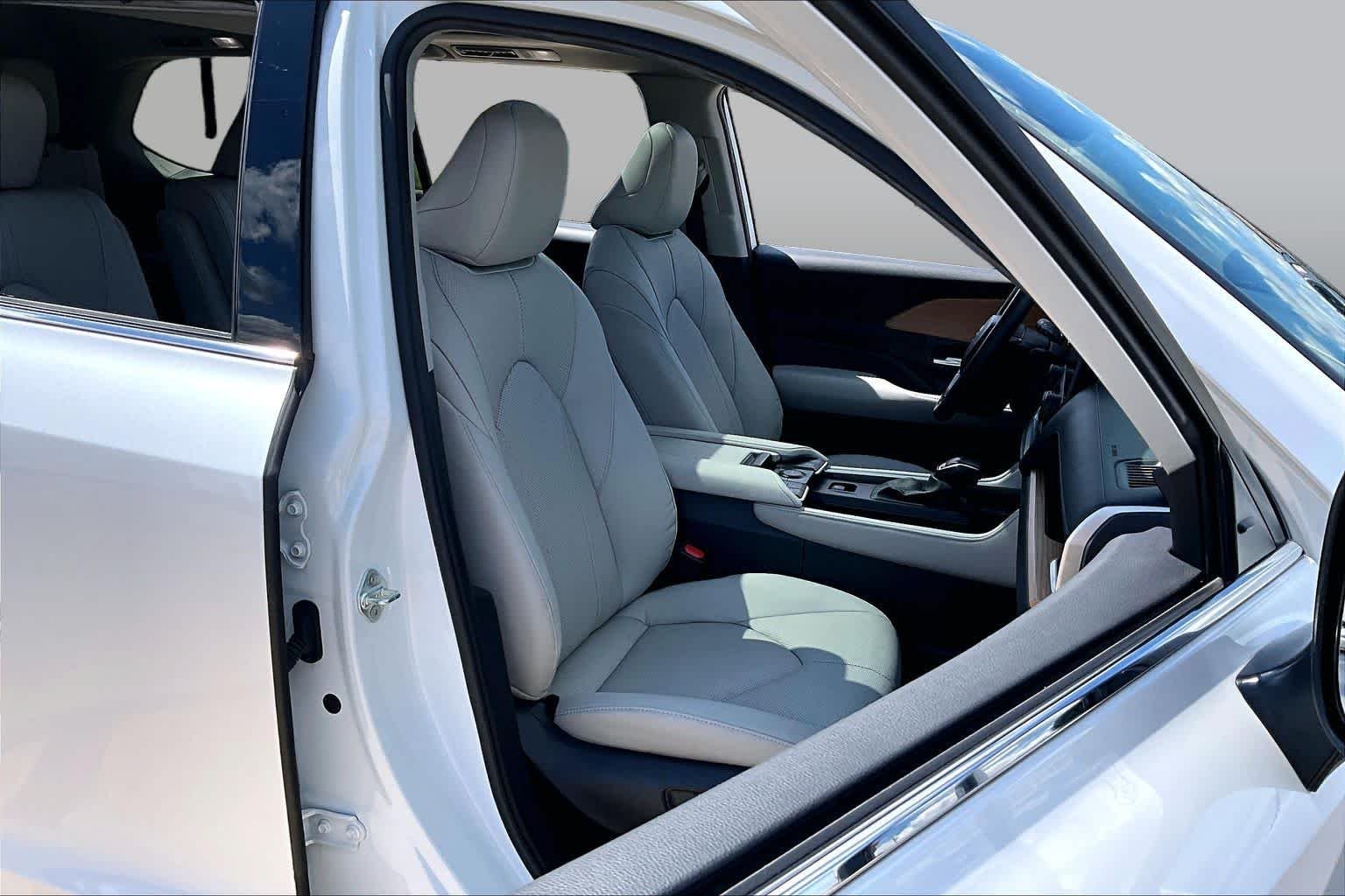 Used 2024 Wind Chill Pearl Toyota Limited image 9