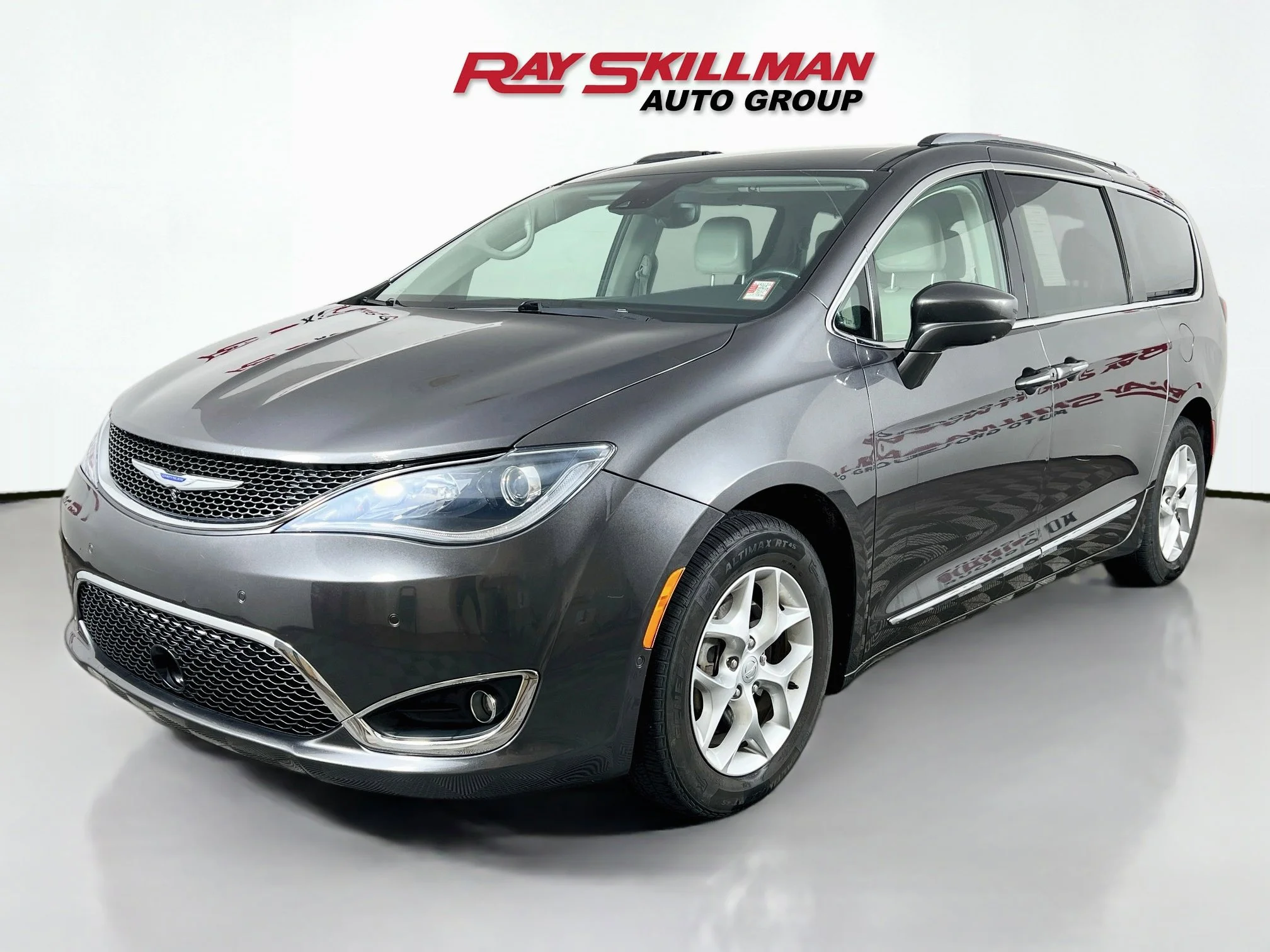 Used 2019 Granite Crystal Metallic Clearcoat Chrysler TOURING L PLUS image 3