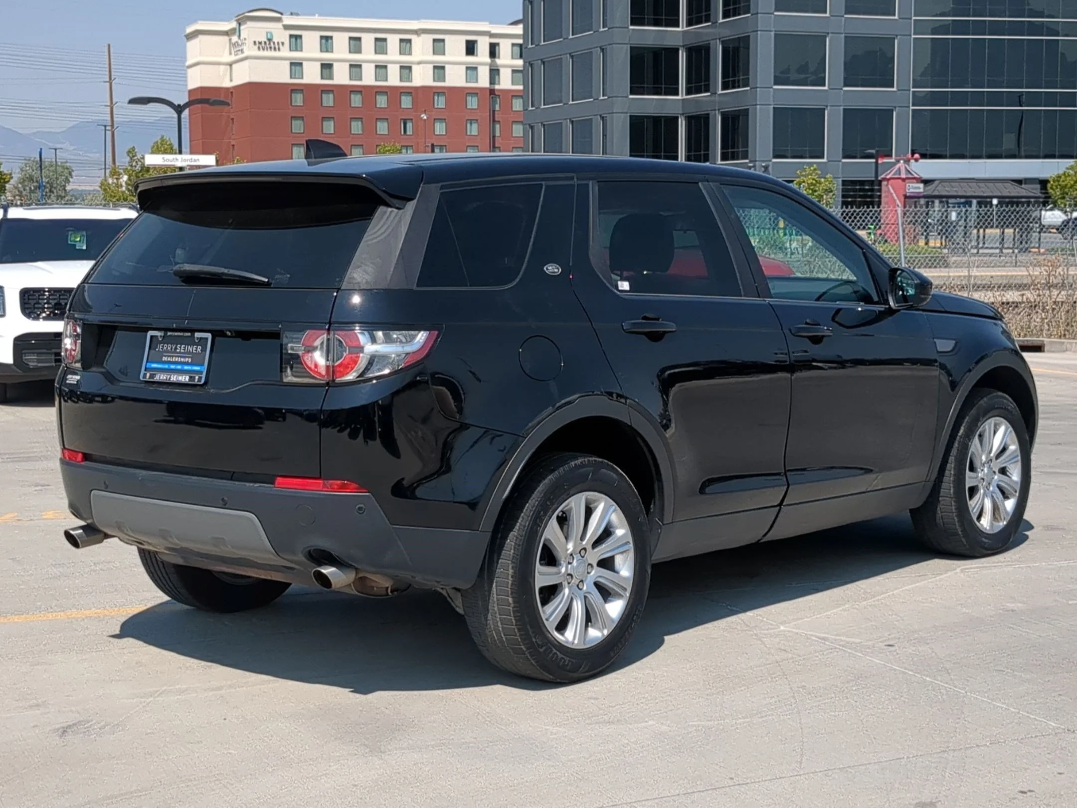 Used 2019 Narvik Black Land Rover SE image 5