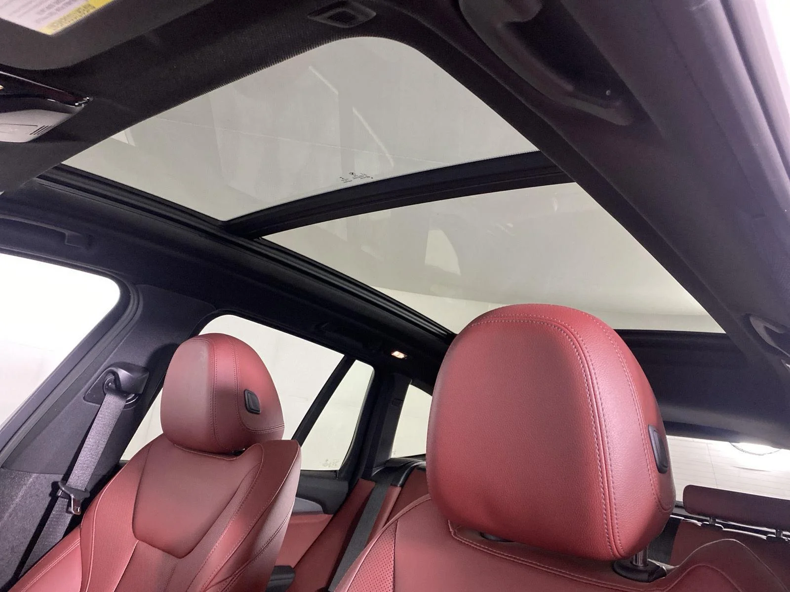 Used 2022 Mineral White Metallic BMW xDrive30i image 27