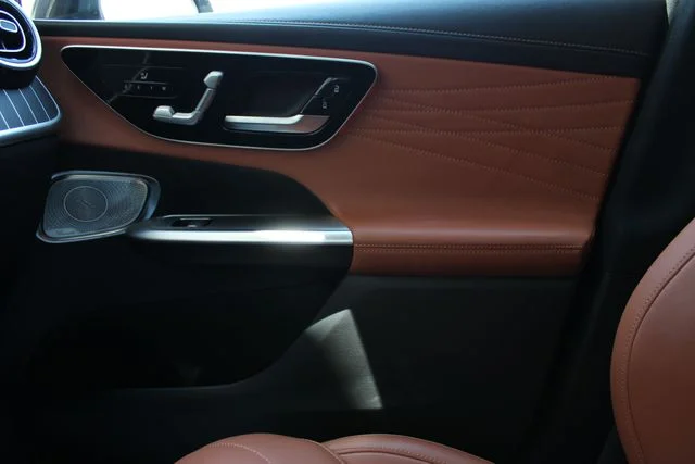 Used 2023  Mercedes-Benz GLC 300 image 17