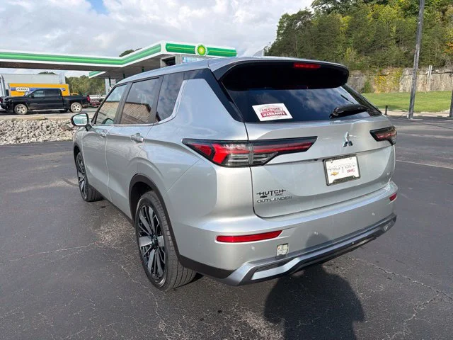 Used 2025 Silver Mitsubishi SE image 5