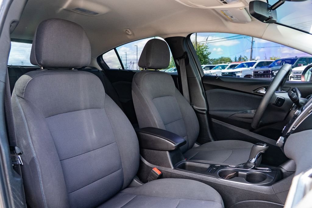 Used 2018 Summit White Chevrolet LT image 28