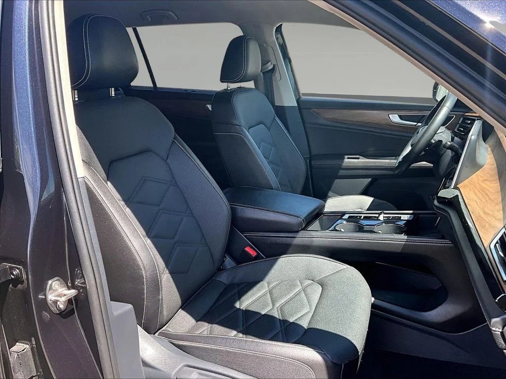 Used 2025 Black Volkswagen 2.0T SE w/Technology image 34