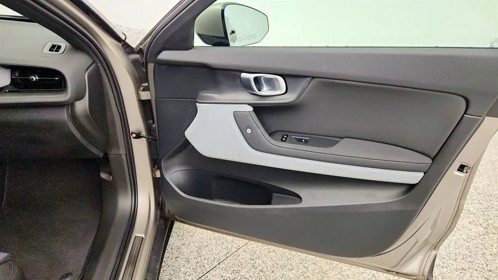 Used 2022 Moon Polestar Long Range Dual Motor image 27