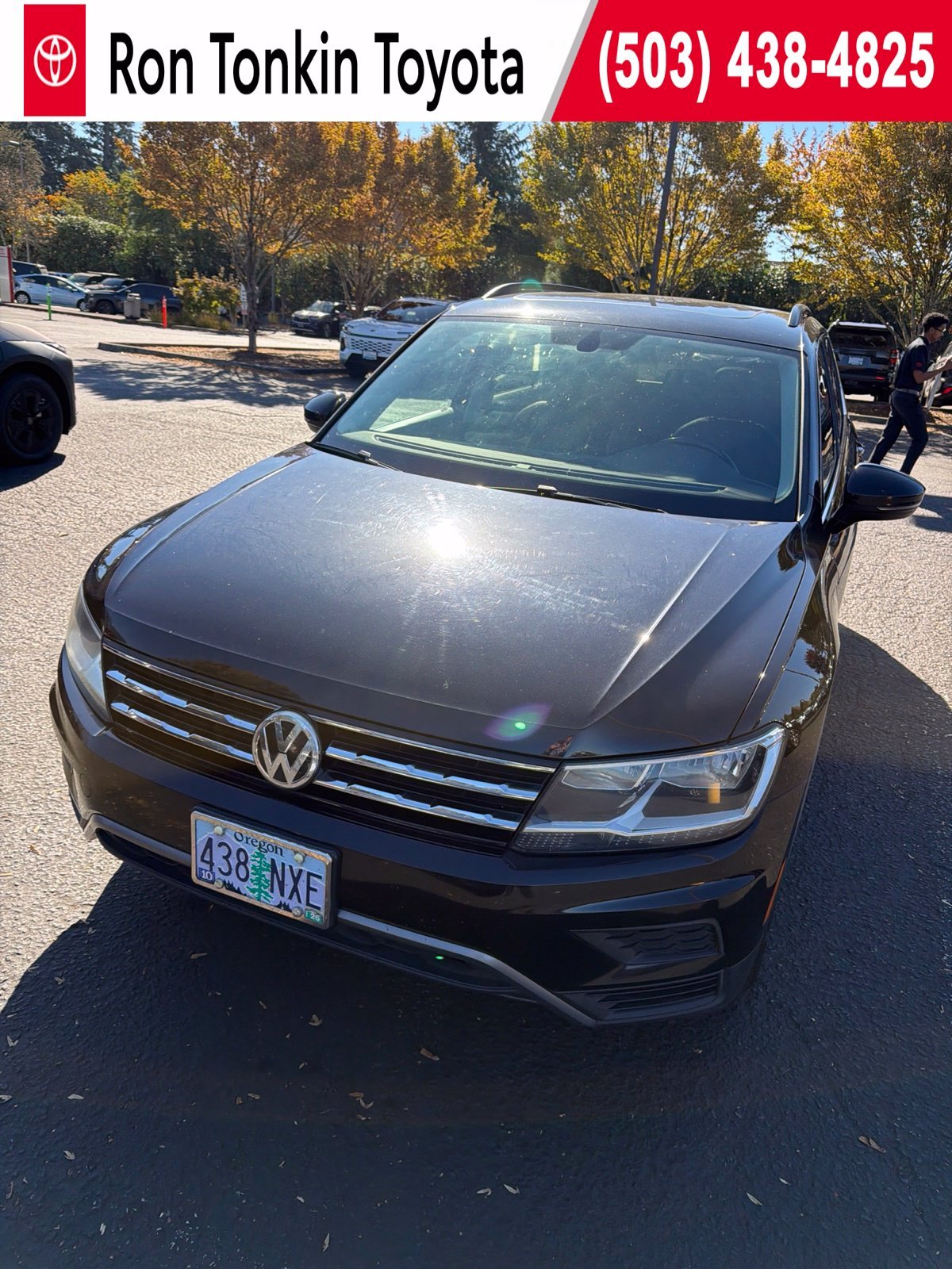Used 2018 Deep Black Pearl Metallic Volkswagen 2.0T SE image 1