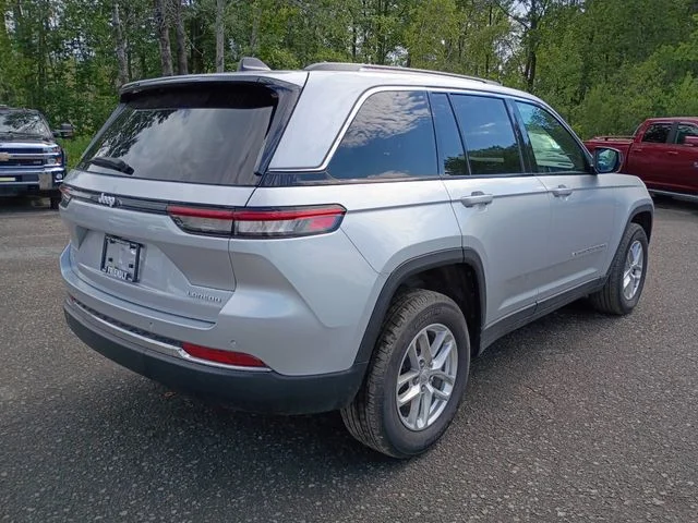 Used 2025 Silver Jeep Laredo X image 5