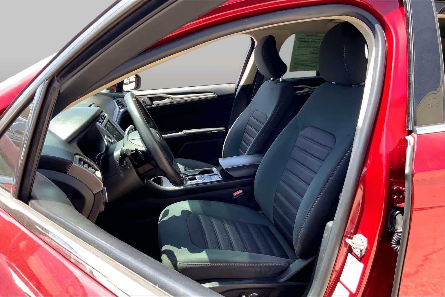 Used 2018 Ruby Red Metallic Tinted Clearcoat Ford SE image 8