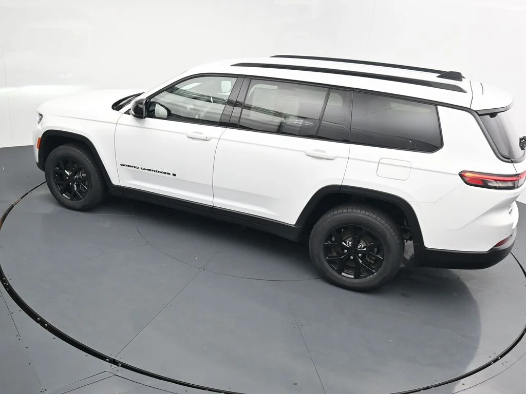 Used 2024 White Jeep Altitude image 23