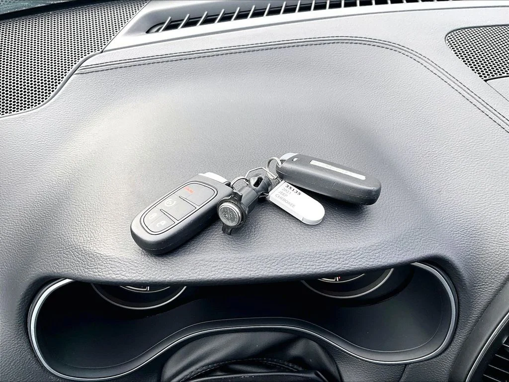Used 2021 Silver Jeep Latitude Plus image 12