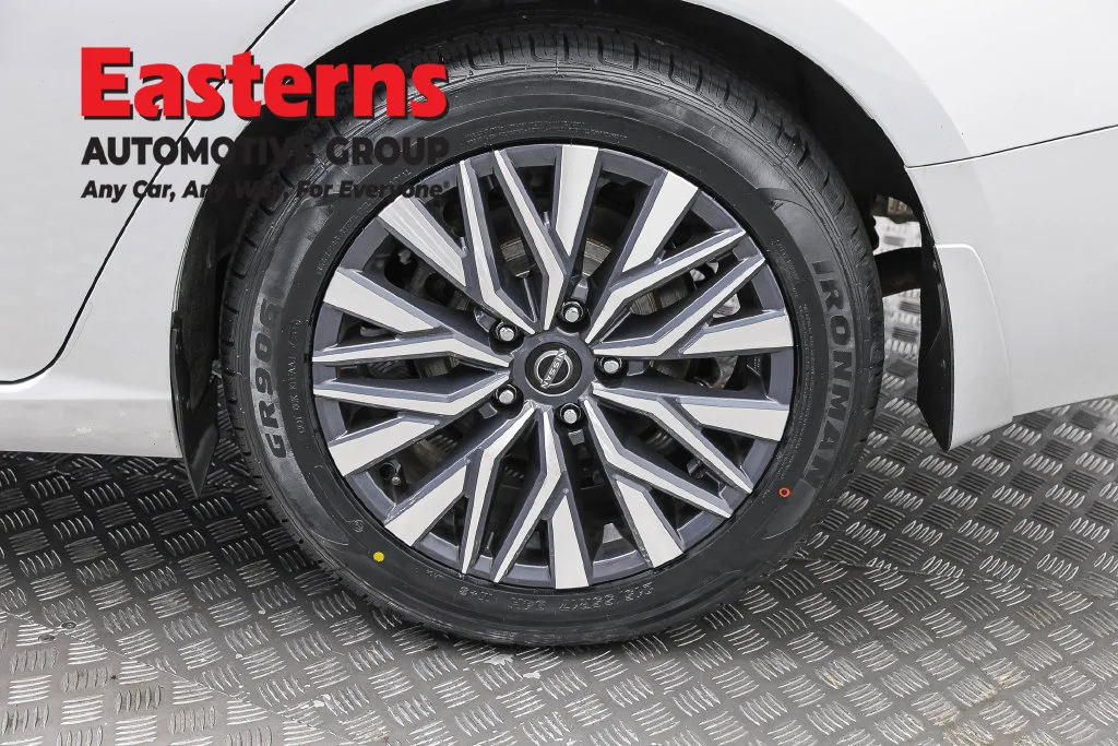 Used 2023 Silver Nissan 2.5 SV image 33