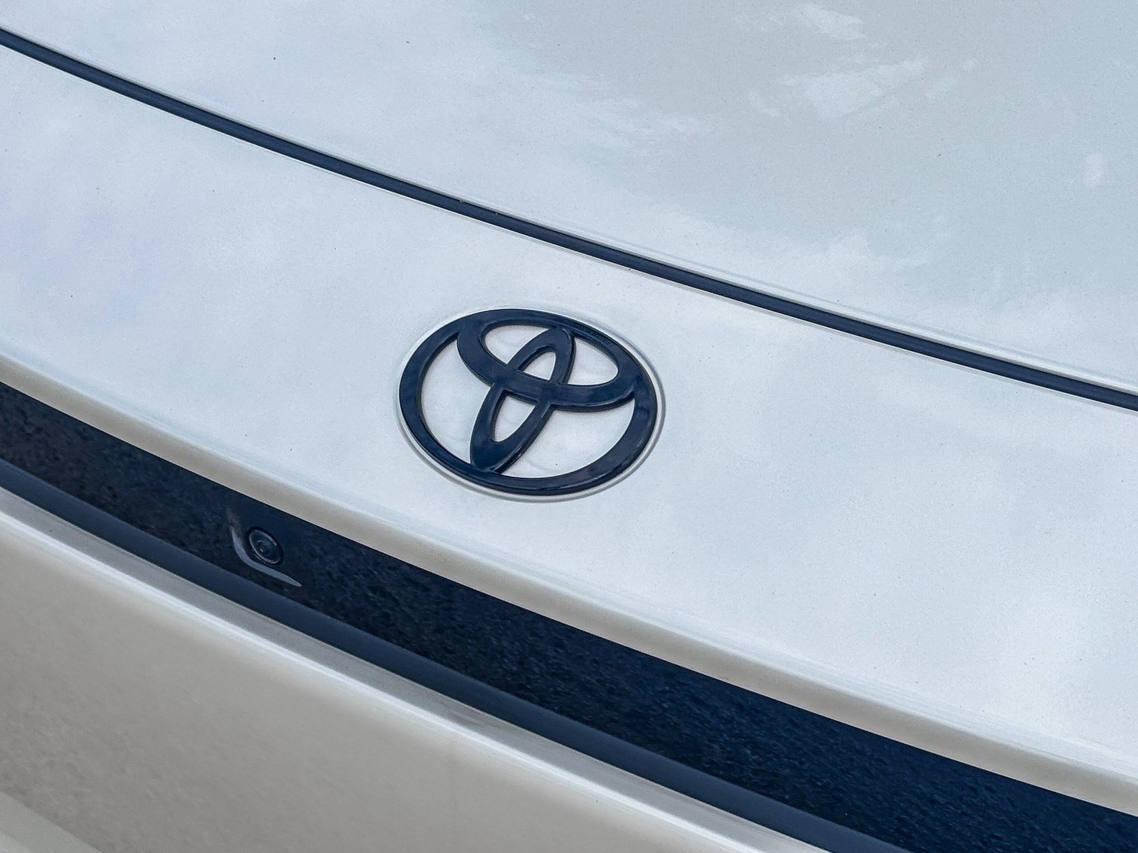 New 2026 Wind Chill Pearl with Midnight Black Metallic roof <sup>1</sup> Toyota  XSE image 9