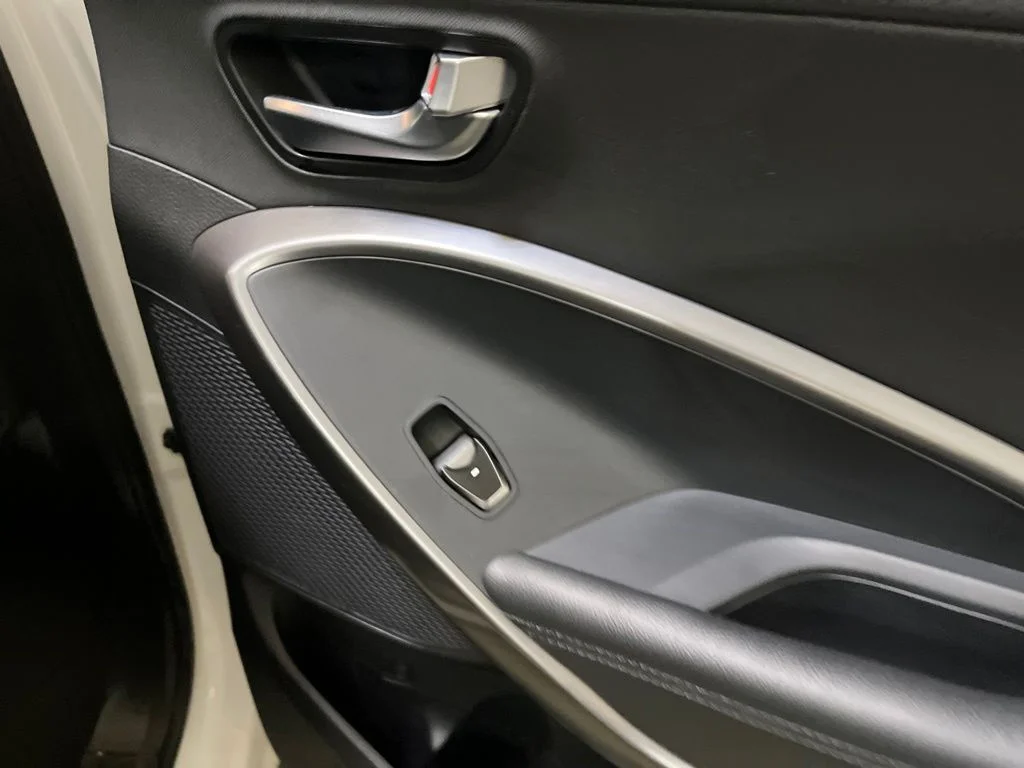 Used 2019 White Hyundai SE image 29