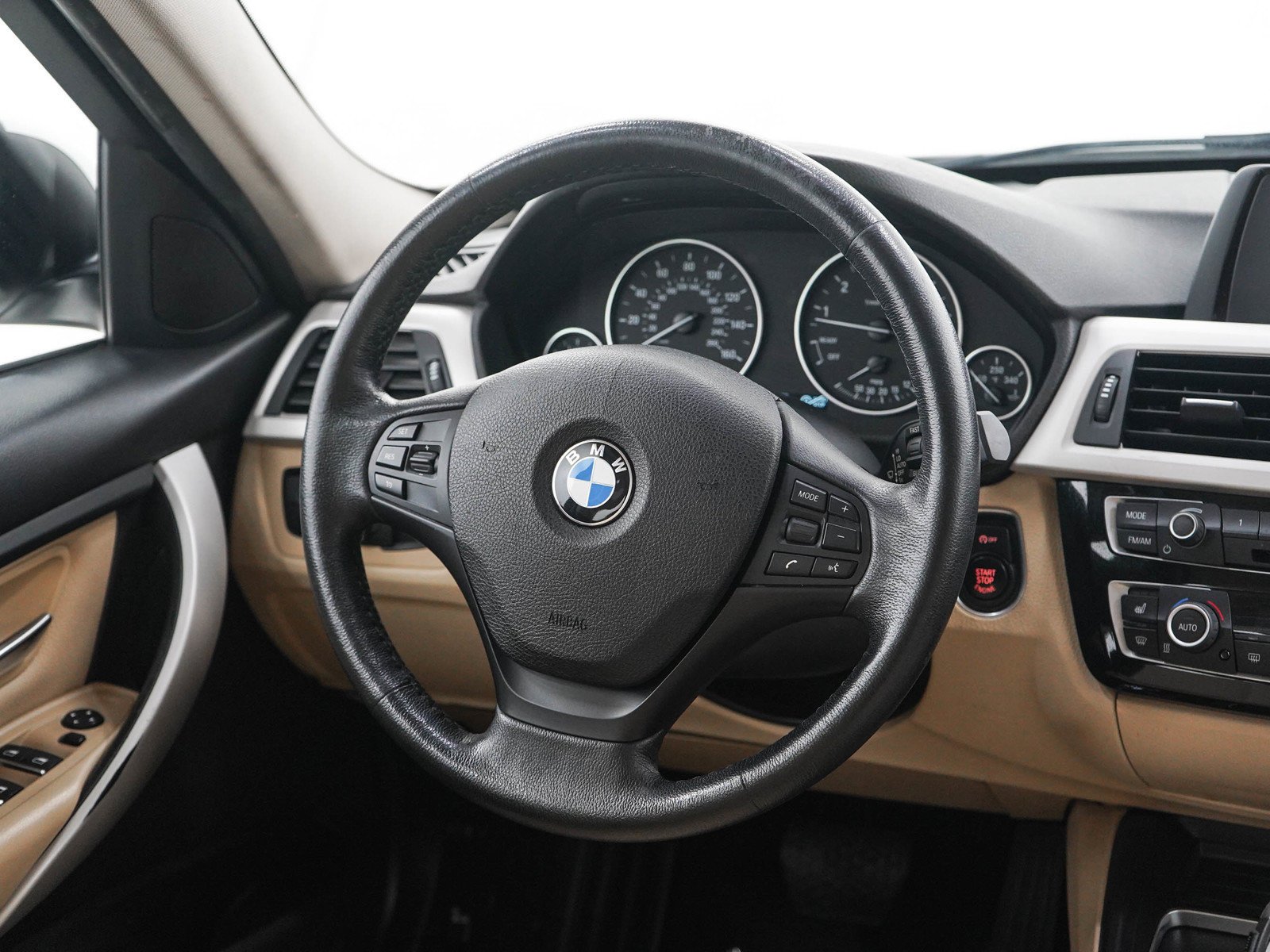Used 2018 Alpine White BMW 320i xDrive image 14