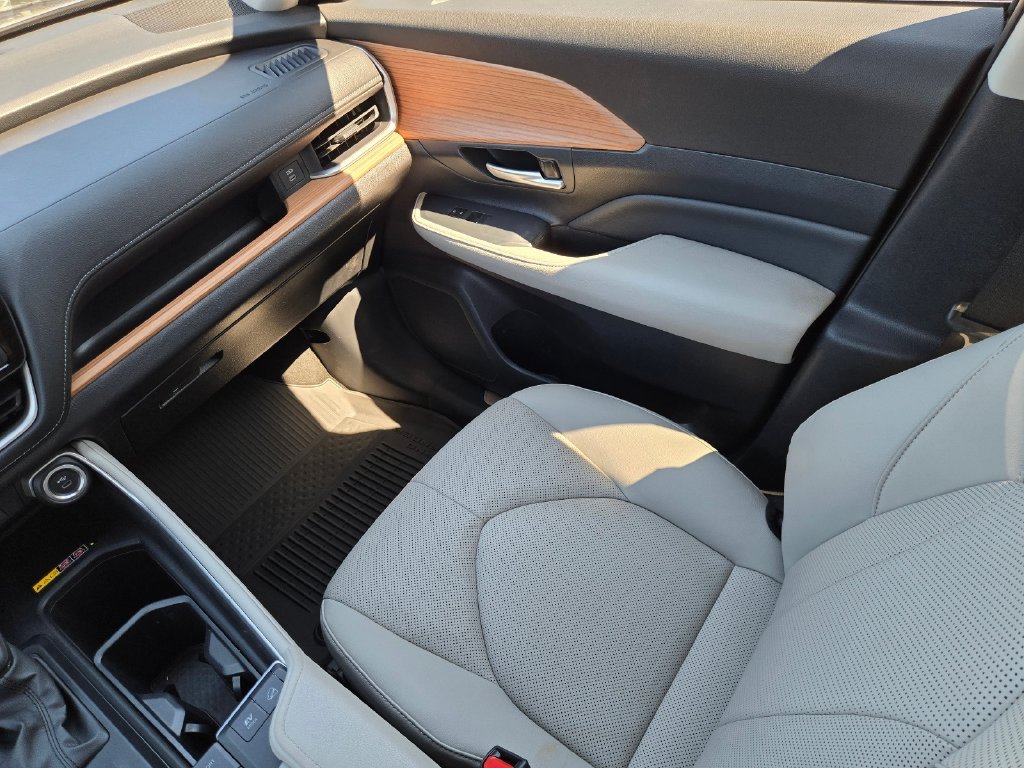 Used 2025  Toyota Limited image 16