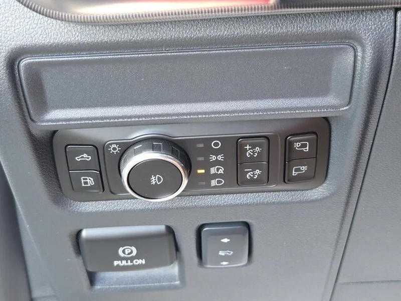 Used 2025 Space White Metallic Ford LARIAT image 27