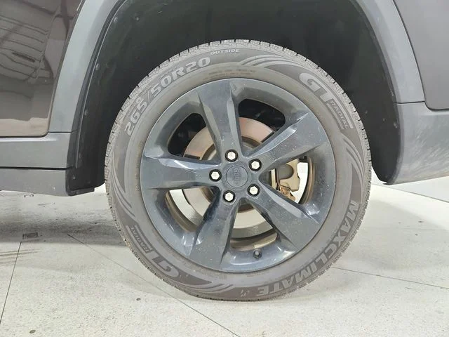 Used 2023  Jeep Limited image 21