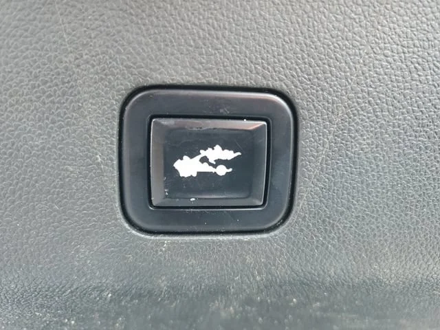 Used 2022 Summit White Chevrolet RST image 34